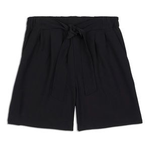 LULULEMON NOIR SHORT 5.5 new with tag size 6